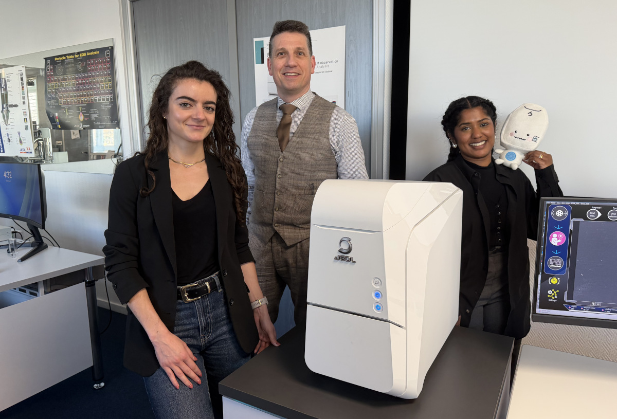 Présentation du MEB de table JCM-7000 à l'École de Printemps du ClubMEB